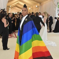 Met Gala tahun ini mengusung tema Heavenly Bodies: Fashion and The Catholic Imagination, tapi Lena Waithe justru memakai coat pelangi, lambang dari kaum LGBT. Foto: Dok. Getty Images