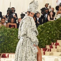 Meski sudah mendapat persetujuan dari Vatikan, pemilihan Heavenly Bodies: Fashion and the Catholic Imagination sempat mengundang kontroversi lantaran dianggap mencampur adukkan urusan agama dengan hal duniawi, yakni fashion. Mungkin ada yang merasa fashion tidak pantas dikaitkan dengan sesuatu yang suci dan sakral, tapi pakaian justru menjadi elemen utama dalam sebuah agama. Pakaian menyimbolkan kesetiaan pada agama, sekaligus mempertegas perbedaan agama, ujar Andrew Bolton, kurator koleksi MET Gala, dikutip dari Vogue. Foto: Dok. Reuters, Getty Images