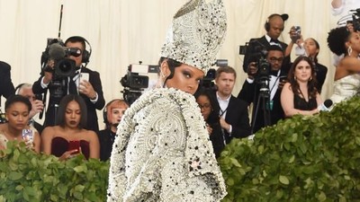 Met Gala Batal karena Corona, Lihat 10 Gaya Tamu Selebnya yang Kontroversial