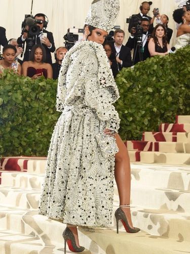 Rihanna tampil dengan topi Paus di MET Gala 2018. 