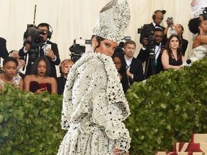 Met Gala Batal karena Corona, Lihat 10 Gaya Tamu Selebnya yang Kontroversial