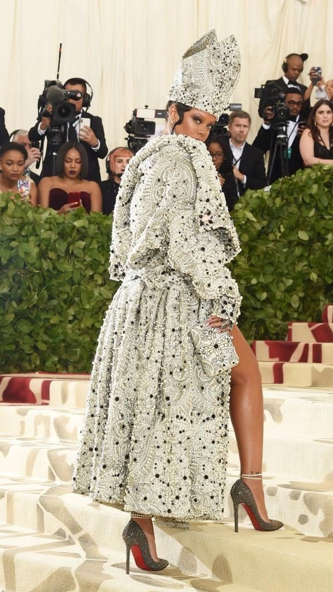 Rihanna punya tubuh berisi tapi kakinya juga seksi. Ia bahkan disebut-sebut telah mengasuransikan kedua kakinya itu senilai USD 1 juta. Foto: Dok. Reuters, Getty Images