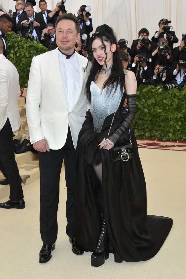 Grimes saat menghadiri MET Gala 2018 Heavenly Bodies: Fashion and the Catholic Imagination” bersama Elon Musk. Ini adalah momen pertama mereka go public sebagai sepasang kekasih. (Foto: Neilson Barnard/Getty Images)