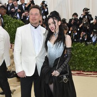 Grimes saat menghadiri MET Gala 2018 Heavenly Bodies: Fashion and the Catholic Imagination” bersama Elon Musk. Ini adalah momen pertama mereka go public sebagai sepasang kekasih. (Foto: Neilson Barnard/Getty Images)