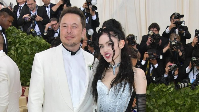 Elon Musk dan Grimes NEW YORK, NY - MAY 07: Elon Musk and Grimes attend the Heavenly Bodies: Fashion & The Catholic Imagination Costume Institute Gala at The Metropolitan Museum of Art on May 7, 2018 in New York City. (Photo by Neilson Barnard/Getty Images)