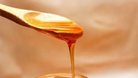Manisnya gula pasir bisa digantikan madu. Pilih madu alami yang memang tidak memakai pemanis tambahan. Legitnya sesendok madu paling pas melengkapi kopi susu. Karena madu mudah rusak akibat panas, jangan tambahkan madu saat kopi masih panas. Sebaiknya tunggu hingga suhu kopi hangat. Foto: Istimewa