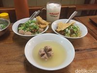 Mie Ayam Bakso Yunus: Mantap! Mie Yamin Bakso Legendaris yang Jadi Favorit Para Selebriti