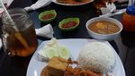 Gurih Kriuk 10 Ayam Goreng Kremes Rekomendasi Netizen