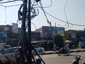 Dipancang Bambu, Kabel Semrawut di Koja Ganggu Lalin