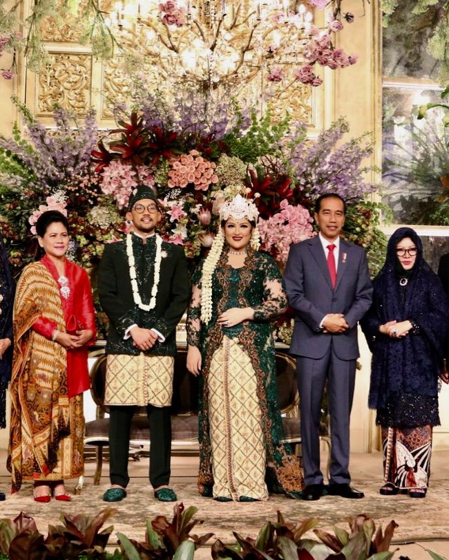 Resepsi pernikahan putri Tutut Soeharto dan Indra Rukmana ini dihadiri banyak orang penting Indonesia. Mulai dari Presiden Jokowi hingga presiden keenam RI, Susilo Bambang Yudhoyono. Foto: Instagram/robbyray_yohannesbridal