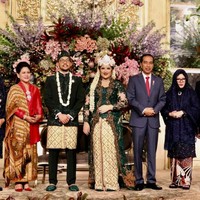 Di acara yang sangat penting, yaitu pernikahan putrinya, Mbak Tutut menambahkan selendang yang menjadi layer kedua hijabnya. Di layer pertama, ia tetap mengenakan hijab segi empat dengan gaya sederhana. Foto: Instagram/robbyray_yohannesbridal