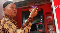 Para lansia bisa mengambil uang tersebut di ATM Bank DKI.