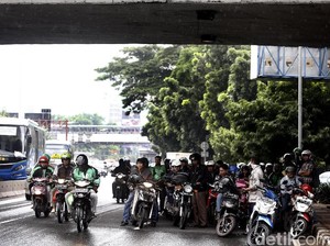 Polisi Bakal Tilang Pemotor yang Berteduh di Bawah Jembatan