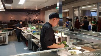 Restoran Google ini mempekerjakan banyak koki. Foto: detikINET/Fino Yurio Kristo