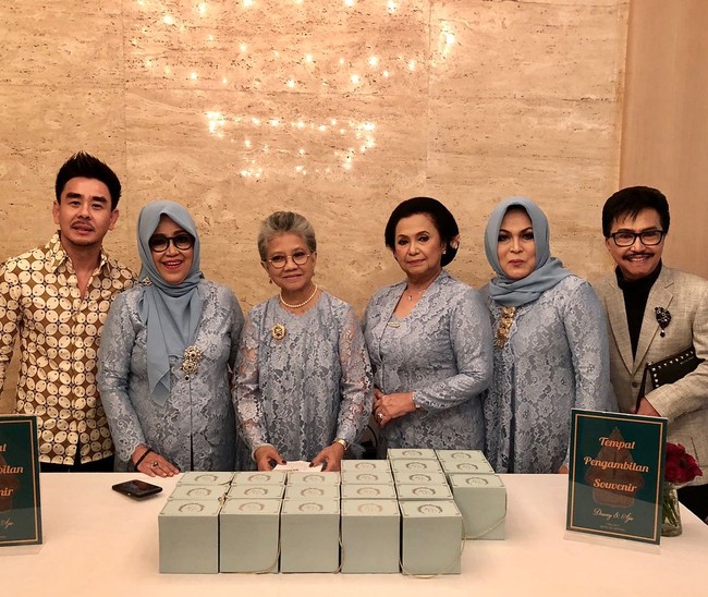 Para tamu undangan resepsi pernikahan Sekar dan Ajie membawa pulang souvenir sebotol parfum yang dikemas mewah di kotak berwarna biru. Foto: Instagram/robbyray_yohannesbridal