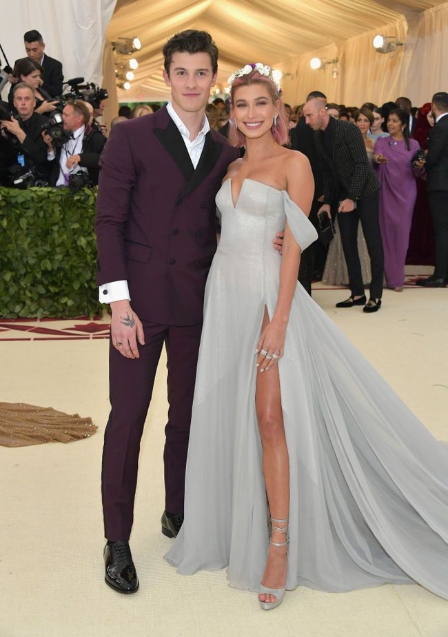 Pasangan muda Shawn Mendes dan Hailey Baldwin juga eksis di Met Gala 2018. Manis ya? Foto: Getty Images