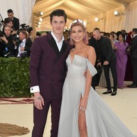 Pasangan muda Shawn Mendes dan Hailey Baldwin juga eksis di Met Gala 2018. Manis ya? Foto: Getty Images