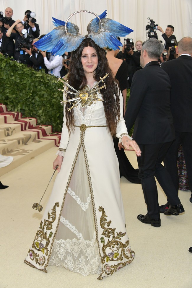 Lana Del Rey tampil di Met Gala bergaun Gucci dan headpiece bentuk sayap yang unik. Foto: Dok. Getty Images