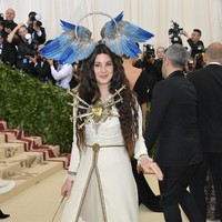 Lana Del Rey tampil di Met Gala bergaun Gucci dan headpiece bentuk sayap yang unik. Foto: Dok. Getty Images