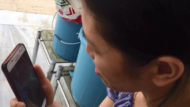 Di Shelter Ruhama, Maimunah sempat terisak saat melakukan video call dengan keluarganya di tanah air.
