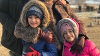 Mereka sering pergi liburan bersama. Ini potret kebersamaan mereka saat liburan di Kyrgyzstan. (duttsanjay/ Instagram)