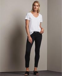 5 Jeans yang Punya Efek Melangsingkan untuk Pemilik Paha Lebar
