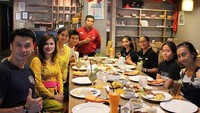 Mampir ke Warung Jerami, Bali Kevin dengan mengenakan pakaian adat Bali sedang menikmati makan malam bersama. Foto: Instagram @kevinlln