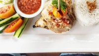 Ini dia hidangan yang dipilih anak raja dangdut Indonesia saat berada di Lombok. Ayam panggang sambal matah plus plecing. Kelihatannya enak, tuh. Foto: Instagram @ridho_rhoma