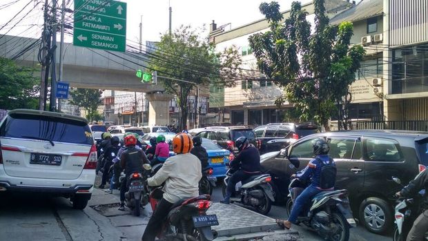 Kabel Turun ke Jalan, Lalin di Kebayoran Baru Terganggu