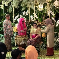 Rangkaian proses pernikahan anak Tutut Soeharto dan Indra Rukmana dimulai dari siraman. Prosesi siraman digelar di rumah Tutut di kawasan Menteng Jakarta Pusat, Sabtu (5/5/2018). Area taman rumah disulap menjadi tampak mewah dan elegan dengan hiasan bunga berwarna putih. Istri Wapres JK, Mufidah Kalla menjadi salah satu pihak yang ikut dalam prosesi siraman tersebut. Foto: Instagram/robbyray_yohannesbridal