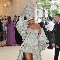 Busana andalannya yang mirip seragam Paus itu dirancang oleh desainer kenamaam John Galliano dari Maison Margiela Artisanal. Foto: Dok. Reuters, Getty Images