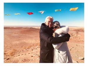Richard Gere Resmi Nikahi Kekasih 33 Tahun Lebih Muda