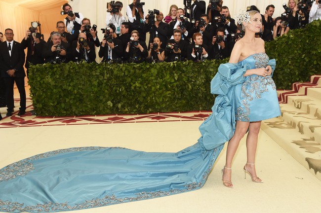 Diane Kruger begitu anggun berbalut gaun strapless mini berwarna biru yang dilengkapi outer panjang dramatis dari Prabal Gurung. Penampilannya makin sempurna dengan headpiece Philip Treacy x Tasaki. Foto: Getty Images
