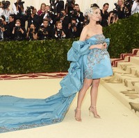 Diane Kruger begitu anggun berbalut gaun strapless mini berwarna biru yang dilengkapi outer panjang dramatis dari Prabal Gurung. Penampilannya makin sempurna dengan headpiece Philip Treacy x Tasaki. Foto: Getty Images