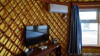 Selain itu ada AC, TV sampai WiFi untuk tetap terkoneksi dengan dunia luar. (Wahyu/detikTravel)