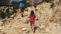 Selain camping, mereka juga melakukan trekking di Gunung Papandayan. Anak-anak mereka pun juga diajak serta (@dagnesia/Instagram)
