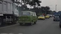Di media sosial (medsos) sedang viral video rombongan kendaraan termasuk Volkswagen atau VW melawan arus. Kejadiannya disebut di Tol Jagorawi mengarah ke Puncak, Kabupaten Bogor, Jawa Barat. Pihak Korlantas Polri melakukan penelusuran. (Foto: istimewa)