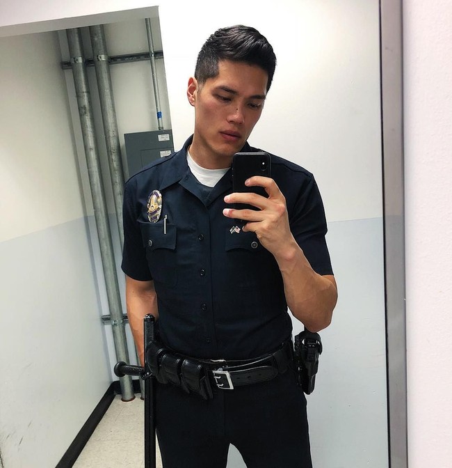 Tim juga bekerja sebagai kepolisian yang bertugas di Los Angeles Police Department (LAPD). Ia pun terlihat hebat ketika mengenakan seragamnya. Foto: Instagram