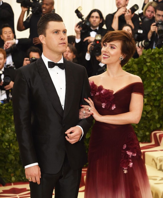 Scarlett Johansson bersama kekasih barunya, Colin Jost. Stunning! Foto: Getty Images