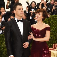 Scarlett Johansson bersama kekasih barunya, Colin Jost. Stunning! Foto: Getty Images