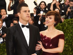 Scarlett Johansson-Colin Jost SNL Tunangan Setelah 2 Tahun Pacaran