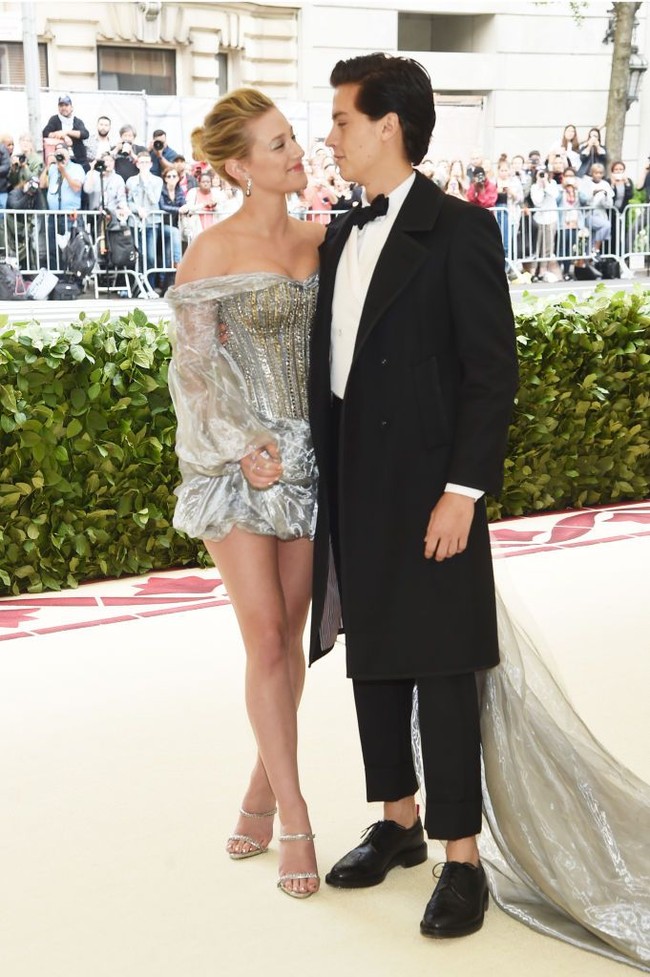 Tatapan penuh arti pasangan Lili Reinhart dan aktor Cole Sprouse. Foto: Getty Images