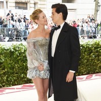 Tatapan penuh arti pasangan Lili Reinhart dan aktor Cole Sprouse. Foto: Getty Images