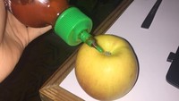 Hari pertama menjadi vegan, ini menu makan malamku. Doakan aku, tutur pelanutn Dat $tick ini. Duh, masa makan apel pakai Sriracha? Foto: Instagram brianimanuel