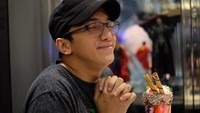 Terkenal lewat kompetisi Stand Up Comedy, Ge Pamungkas kini lebih mendalami perannya sebagai seorang aktor. Meski sibuk syuting, Ge kerap membagikan momennya bersama makanan di Instagram. Foto: Instagram @gepamungkas