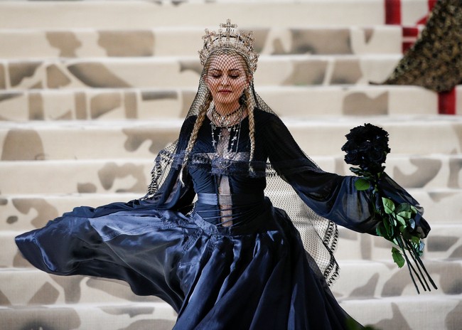 Dana untuk riset vaksin virus Corona juga datang dari Madonna. Sang Material Girls memberikan US$ 1 juta atau setara Rp 14,1 miliar kepada yayasan milik Bill dan Melinda Gates dalam upaya pencarian vaksin. (Foto: REUTERS/Eduardo Munoz)