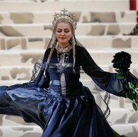 Dana untuk riset vaksin virus Corona juga datang dari Madonna. Sang Material Girls memberikan US$ 1 juta atau setara Rp 14,1 miliar kepada yayasan milik Bill dan Melinda Gates dalam upaya pencarian vaksin. (Foto: REUTERS/Eduardo Munoz)