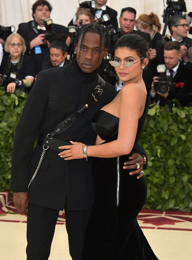 Penampilan perdana Travis Scott dan Kylie Jenner di depan publik, yang kompak berbusana hitam-hitam. Foto: Getty Images