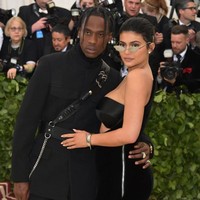 Penampilan perdana Travis Scott dan Kylie Jenner di depan publik, yang kompak berbusana hitam-hitam. Foto: Getty Images