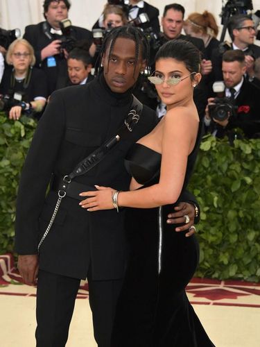 Kekasih Kylie Jenner Bintangi Iklan Fashion High-end